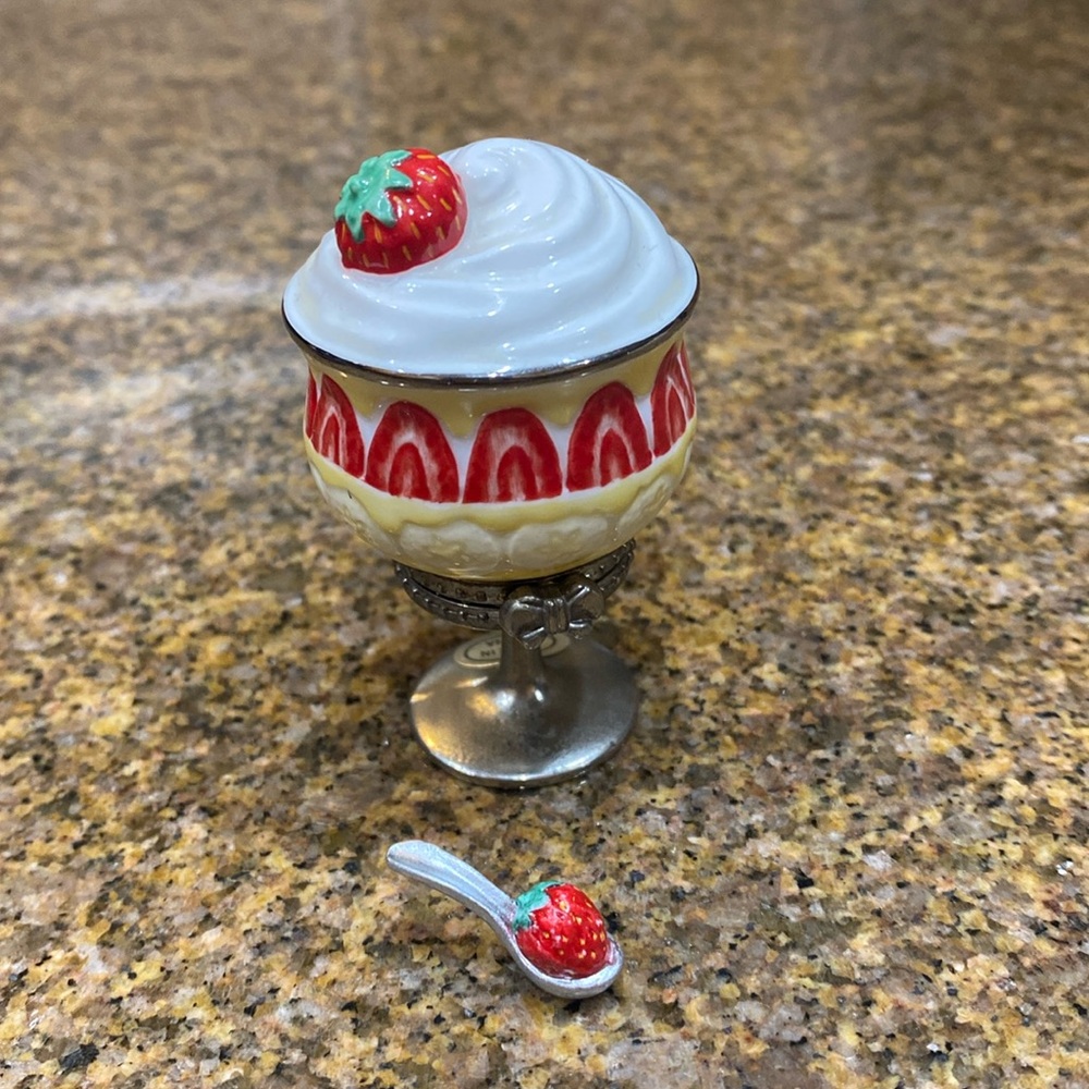 Cooking Club of America trinket box, strawberry banana cram pie.